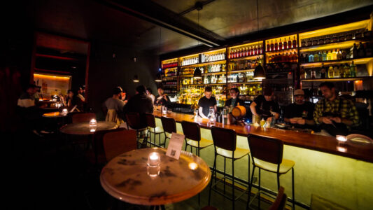 Bares y restaurantes: rutas para saborear la ciudad al aire libre