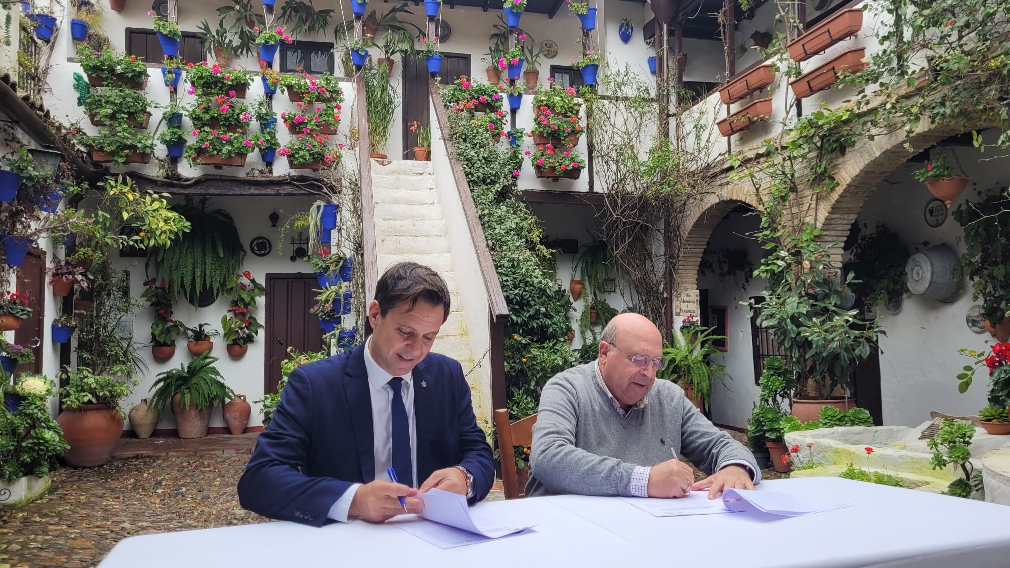 La hermandad de los patios cordobeses: se firmó un convenio clave en Córdoba de España